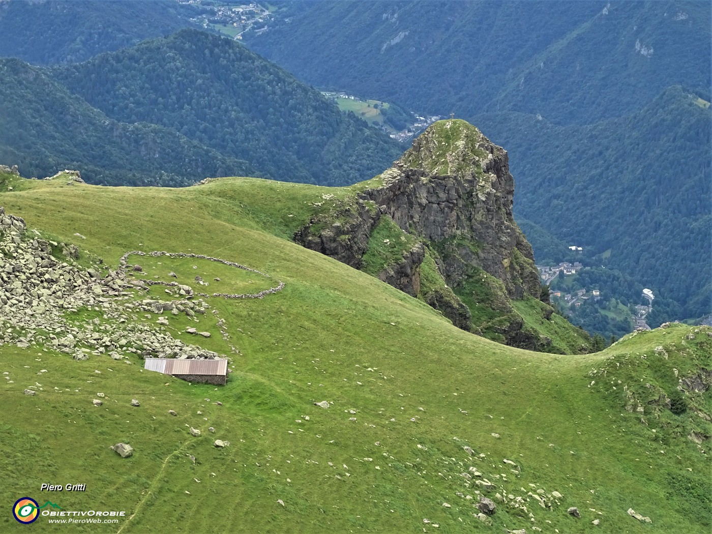 51 Vista ravvicinata dal Monte Mincucco sul Baitone con barek e sullo sperone roccioso con la croce lignea.JPG
